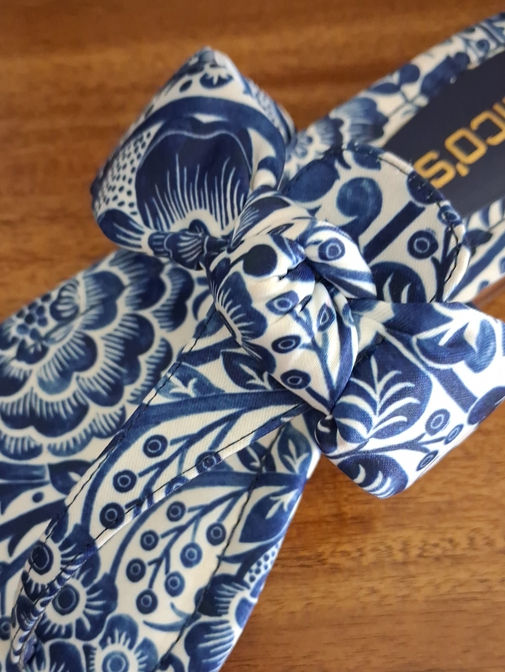 Like New** Chico's Natalia Blue & White Print Knotted Thong Sandals ** Size 8.5 - Picture 7 of 10